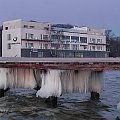 O! Zatoka Sztuki - nieciekawa taka, prostopadłoscienna bryła... i Pomost Zakochanych - sam w sobie brzydki, malutki taki... ale razem stanowią całkiem sympatyczne sąsiedztwo