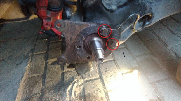 nieodkręcone śruby czujnika ABS-u